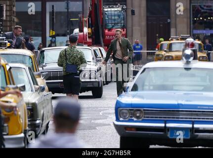 Besetzung von Mitgliedern in der Cochrane Street im Stadtzentrum von Glasgow während der Dreharbeiten für den vermutlich neuen Film von Indiana Jones 5 mit Harrison Ford. Bilddatum: Mittwoch, 14. Juli 2021. Stockfoto