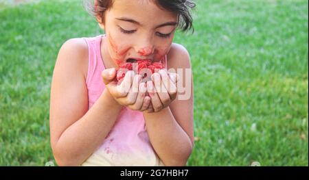 Littel Baby isst Himbeeren .selektiver Fokus.Lebensmittel.Cild Stockfoto