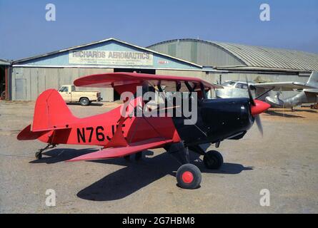 Vintage 1980s Foto einer LIEBE STARDUSTER SA-100 Flugzeuge reg. Nr. N76JE außerhalb von Richards Aeronautics Stockfoto