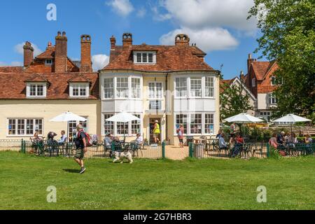 Salisbury, Wiltshire, Großbritannien, 14. Juli 2021, Wetter: Ein warmer Sommertag für Kunden der Bell Tower Tea Rooms auf dem Gelände der Salisbury Cathedral. Die Temperaturen sind bis in die Mitte der 20er Jahre und steigen, wenn sich aus dem Süden eine Hitzewelle bildet. Kredit: Paul Biggins/Alamy Live Nachrichten Stockfoto