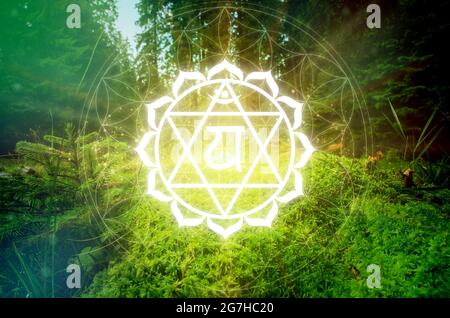 Anahata Chakra Symbol auf einem grünen natürlichen Hintergrund. Dies ist das vierte Chakra, auch Herzchakra genannt Stockfoto