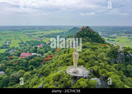 Luftaufnahme von Don Sai, Christusstatue, in Ratchaburi, Thailand, Südostasien Stockfoto