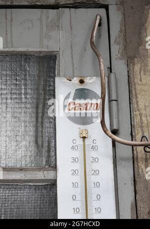 Castrol Thermometer in einer alten Autowerkstatt. Stockfoto