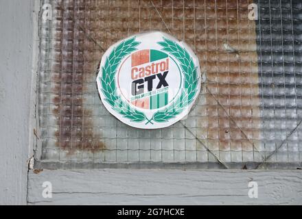 Castrol Aufkleber in einer alten Autowerkstatt. Stockfoto