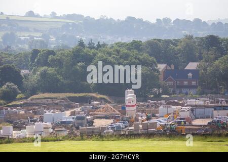 Am Rande von Menston, West Yorkshire, Großbritannien, werden neue Häuser gebaut. Sie werden auf grünen Feldern gebaut - ehemaliges Ackerland neben dem Dorf Stockfoto