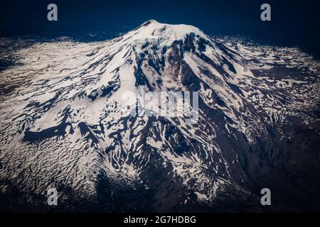 Snowy Mount Adams, Cascade Range, Washington State, USA, im Juni. Stockfoto