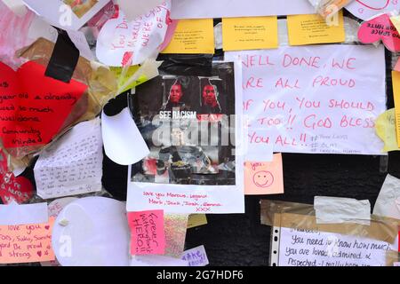 Nahaufnahme eines kleinen Teils des riesigen Marcus Rashford Wandbildes in Withington, Manchester, England, Großbritannien, das nach dem Fußballverlust der Euro2020 am 11. Juli 2021 mit missbräuchlichen Graffiti verwüstet wurde. Das Wandbild wurde von dem in Frankreich geborenen Straßenkünstler Akse P19 an der Wand des Coffee House Cafe in der Copson Street geschaffen. Marcus Rashford ist ein Fußballspieler von Manchester United. Akse reparierte das beschädigte Wandbild bis zum 13. Juli 2021 vollständig. Stockfoto