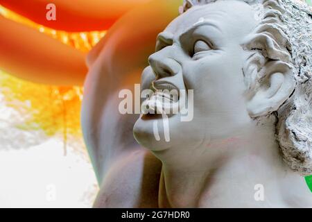 KOLKATA, WESTBENGALEN, INDIEN - 25. SEPTEMBER 2016: Künstler bereitet das Clay-Idol von Asura, dem Dämon, für das Festival „Durga Puja“ in Kumartuli, Kolkata, vor. Groß Stockfoto