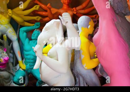 KOLKATA, WESTBENGALEN, INDIEN - 25. SEPTEMBER 2016 : schönes frisch bemaltes Tonidol von Lord Ganesha, in Kumartuli, als Vorbereitung für 'Durga Puja' fe Stockfoto