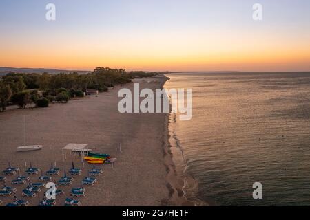 Luftaufnahme von schönem Meer und Strand Sonnenaufgang, Seesicht und Berg auf Backgrond, Simeri Mare, Kalabrien, Süditalien Stockfoto