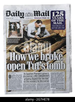 Eine historische Reproduktion Titelseite der Daily Mail mit der Überschrift wie wir das Tutgrab aufbrachen, über die Entdeckung von Tutenchamuns Grab im Jahr 1922 Stockfoto