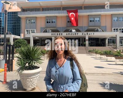 Edirne, Türkei. Juli 2021. Hozan Cane steht vor Gericht. Das Ausreiseverbot für den Kölner Sänger mit dem Künstlernamen Hozan Cane wurde beim heutigen Prozess in Edirne in der Westtürkei aufgehoben. Cane will nach Deutschland zurückkehren So bald wie möglich. Cane wurde der Mitgliedschaft in der verbotenen kurdischen Arbeiterpartei PKK beschuldigt, die in der Türkei, Europa und den Vereinigten Staaten als terroristische Organisation gilt. Kredit: Linda Say/dpa/Alamy Live Nachrichten Stockfoto