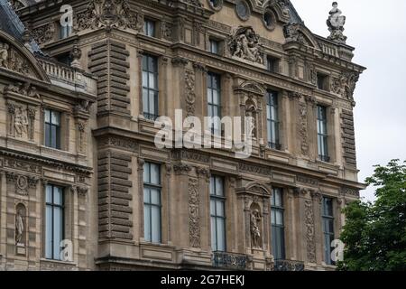 Der Louvre, oder das Louvre Museum, ist das größte Kunstmuseum der Welt und ein historisches Monument in Paris, Frankreich Stockfoto