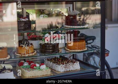 Große Auswahl an Kuchen im Schaufenster mit Reflectuon. Hochwertige Fotos Stockfoto