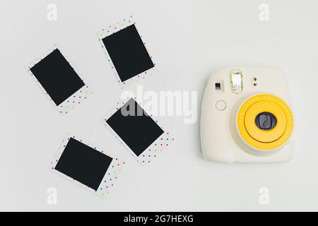 polaroid-Kamera, Filmkamera mit Fotofilm auf weißem Hintergrund Stockfoto