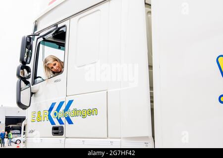 Nieuwegein, Niederlande. Juli 2021. Königin Maxima aus den Niederlanden bei der E & R Opleidingen in Nieuwegein, am 14. Juli 2021, für einen Arbeitsbesuch im Transport- und Logistiksektor, konzentriert sie sich auf mehr Frauen in der Branche, sie sprach mit Frauen in verschiedenen Phasen ihrer Karriere als Lkw-Fahrer Kredit: Albert Nieboer/Niederlande OUT/Point de Vue OUT/dpa/Alamy Live News Stockfoto