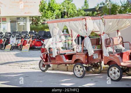 Modern eingerichtete Rikscha auf der Straße. Reisekonzept. Hochwertige Fotos Stockfoto