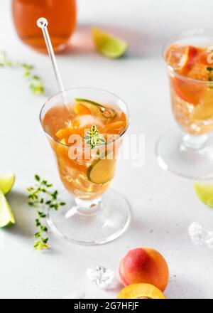Hausgemachter frischer Aprikosencocktail mit Eis, Limette und Zitronenthymian. Erfrischende, hausgemachte alkoholfreie Cocktails im Sommer. Selektiver Fokus. Speicherplatz kopieren. Stockfoto