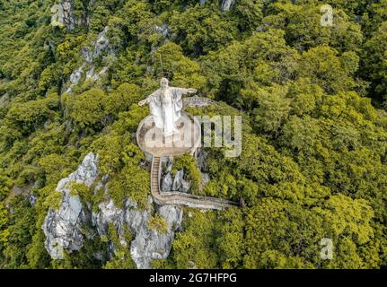 Luftaufnahme von Don Sai, Christusstatue, in Ratchaburi, Thailand, Südostasien Stockfoto