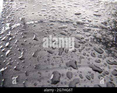 Wassertropfen auf dem Auto nach dem Regen Stockfoto