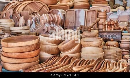 Sudak, Ukraine - 16. Juni 2021: Handgemachte hölzerne Souvenirs für Touristen. Schöne Küchenutensilien: Schüsseln Teller Löffel, Schneidebretter Stockfoto