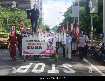 Die MITGLIEDER DER SUCI-Partei sahen einen Marsch mit einem Banner mit der Aufschrift „U. Während der Demonstration übergibt der Imperialismus Kuba die Hände. Parteimitglieder des Sozialistischen Einheits-Zentrums Indiens (SUCI) versammeln sich gegen den anhaltenden Protest in Kuba, ein Protest gegen die kommunistische Regierung Kubas. Laut der PARTEI SUCI geschieht der Protest aufgrund der Sanktionen, die die US-Regierung gegen Kuba verhängt hat. (Foto von Sumit sanyal / SOPA Images/Sipa USA) Stockfoto