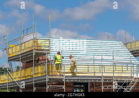 Keepmoat Häuser Bauträger, Entwicklungsstandort in Chorley. Bauherren beginnen mit dem Bau dieser großen neuen Wohnsiedlung. Klober Permo Air Open Underlay Roofing Belüftungsfilz, Dächer Holzlatten Dachgaube, Ridge Board, Dachsparren und Dachgaube Konstruktion, Dachträger, Wangen Fascia Board Holzboarding soffit Rahmen und Verkleidung Apex Dachhölzer. Dachgaube auf Grünflächen gebaut. Stockfoto