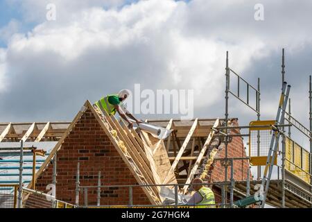 Keepmoat Häuser Bauträger, Entwicklungsstandort in Chorley. Bauherren beginnen mit dem Bau dieser großen neuen Wohnsiedlung. Klober Permo Air Open Underlay Roofing Belüftungsfilz, Dächer Holzlatten Dachgaube, Ridge Board, Dachsparren und Dachgaube Konstruktion, Dachträger, Wangen Fascia Board Holzboarding soffit Rahmen und Verkleidung Apex Dachhölzer. Dachgaube auf Grünflächen gebaut. Stockfoto