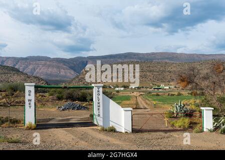 KLAARSTROOM, SÜDAFRIKA - 21. APRIL 2021: Eintritt zu einer Farm in Klaarstroom in der Provinz Western Cape Stockfoto