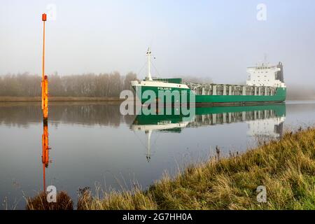 Die Polaris ist ein Cargo RO-ro Schiff für schwere Transporte. Hier ist auf der Trave in Lübeck, Deutschland. Stockfoto