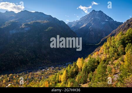 Das Dorf Les Claux im Vallouise-Tal mit dem Mont Pelvoux (Nationalpark Ecrins) in der Ferne im Herbst. Hautes-Alpes, Französische Alpen, Frankreich Stockfoto