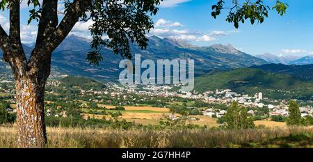 Panoramablick auf die Stadt Gap im Sommer. Hautes-Alpes in den südfranzösischen Alpen. Frankreich Stockfoto