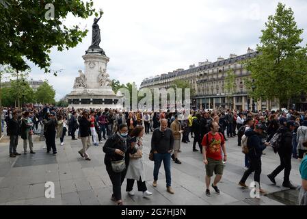 Nach der Rede von Präsident Macron verließen etwa 1200 Menschen den Place de la République, um Nein zum Gesundheitspass und zur obligatorischen Impfung zu sagen Stockfoto