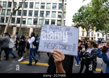 Nach der Rede von Präsident Macron verließen etwa 1200 Menschen den Place de la République, um Nein zum Gesundheitspass und zur obligatorischen Impfung zu sagen Stockfoto