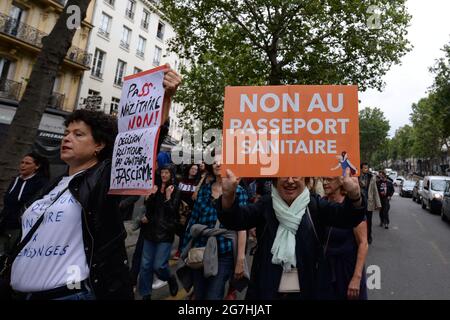 Nach der Rede von Präsident Macron verließen etwa 1200 Menschen den Place de la République, um Nein zum Gesundheitspass und zur obligatorischen Impfung zu sagen Stockfoto