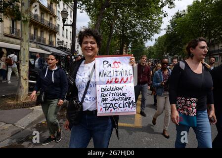 Nach der Rede von Präsident Macron verließen etwa 1200 Menschen den Place de la République, um Nein zum Gesundheitspass und zur obligatorischen Impfung zu sagen Stockfoto