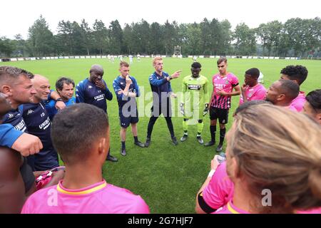 Charlerois Cheftrainer Edward ist während eines Freundschaftsspiels von Sporting Charleroi und RWDM im Sommertrainingslager der belgischen Fußballmannschaft immer noch mit Gesten verbunden Stockfoto