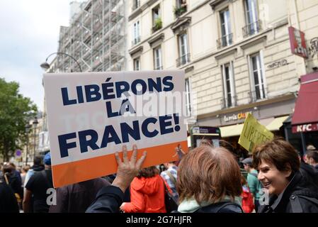 Nach der Rede von Präsident Macron verließen etwa 1200 Menschen den Place de la République, um Nein zum Gesundheitspass und zur obligatorischen Impfung zu sagen Stockfoto