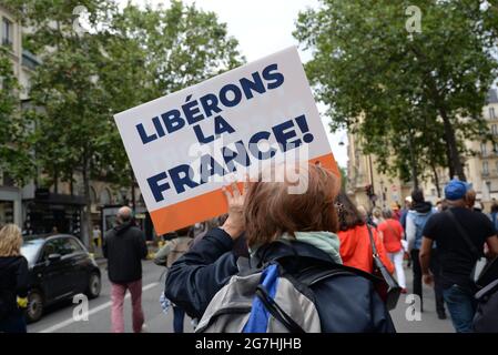 Nach der Rede von Präsident Macron verließen etwa 1200 Menschen den Place de la République, um Nein zum Gesundheitspass und zur obligatorischen Impfung zu sagen Stockfoto