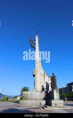 Denkmal für den ermordeten ehemaligen spanischen Premierminister Luis Carrero Blanco an einem sonnigen Frühlingsmorgen Santona Cantabria Spanien Stockfoto