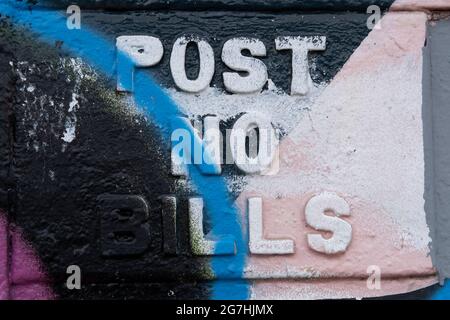 Post Keine Rechnungen, altmodisches Straßenschild auf einer Brücke in Camden Town, bedeckt mit Graffiti. Stockfoto