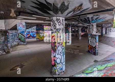 Skateboard Park unter dem South Bank Center in Waterloo, London, bunt mit Graffiti und beliebt bei Skateboardern Stockfoto