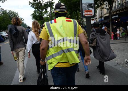 Nach der Rede von Präsident Macron verließen etwa 1200 Menschen den Place de la République, um Nein zum Gesundheitspass und zur obligatorischen Impfung zu sagen Stockfoto