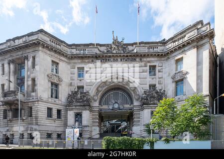 Der Victory Arch aus dem Jahr 1922, der Haupteingang zum Bahnhof Waterloo, erinnert an 585 Mitarbeiter der Londoner und South Western Railway, die im Ersten Weltkrieg ums Leben kamen Stockfoto