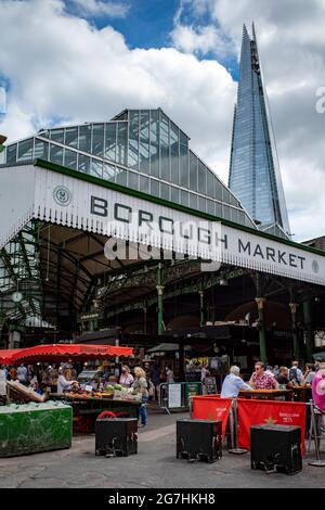 Eintritt zum Borough Market ein traditioneller, überdachter Markt mit Imbissbuden, Restaurants und Boutiquen, ein beliebter Touristenort in Southwark Stockfoto