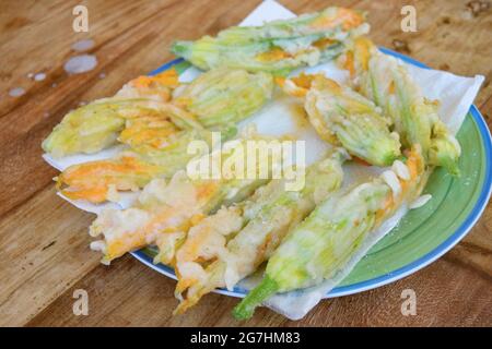 Gefüllte und gebratene Zucchini-Blumen frittiert Stockfoto