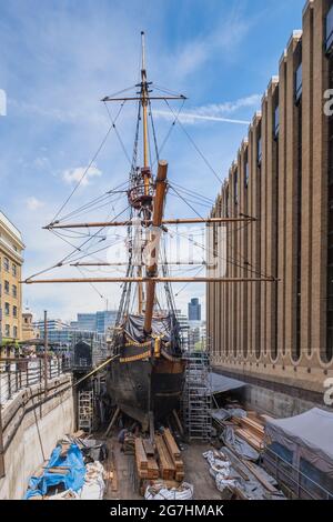 Der rekonstruierte Golden Hinde, ein Segelschiff aus dem 16. Jahrhundert unter der Leitung von Sir Francis Drake, legte am St Mary Overie Dock in Bankside, Southwark, London, an Stockfoto