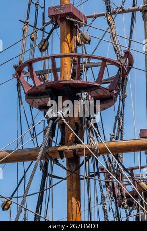 Der rekonstruierte Golden Hinde, ein Segelschiff aus dem 16. Jahrhundert unter der Leitung von Sir Francis Drake, legte am St Mary Overie Dock in Bankside, Southwark, London, an Stockfoto