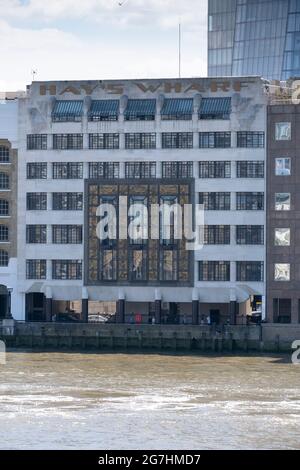 An der Themse liegt das Art déco-Haus St Olaf am Flussufer der London Bridge, auch bekannt als Hays Wharf. Stockfoto