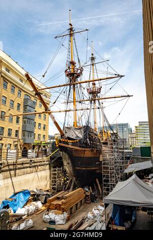 Der rekonstruierte Golden Hinde, ein Segelschiff aus dem 16. Jahrhundert unter der Leitung von Sir Francis Drake, legte am St Mary Overie Dock in Bankside, Southwark, London, an Stockfoto